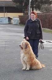 sitzen unter ablenkung in der stadt